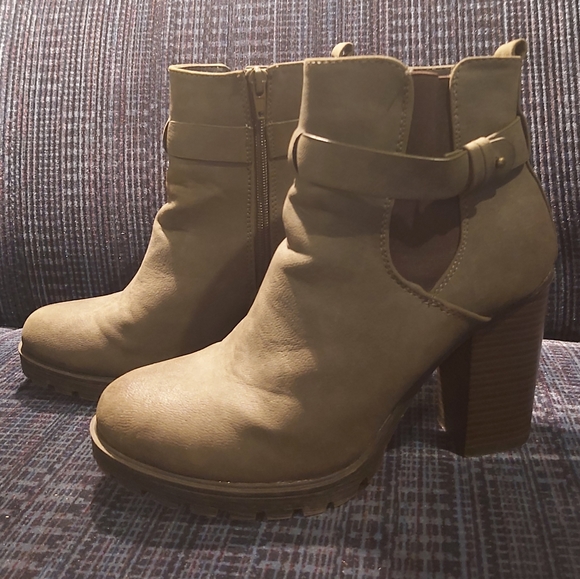 Boots - Picture 1 of 3